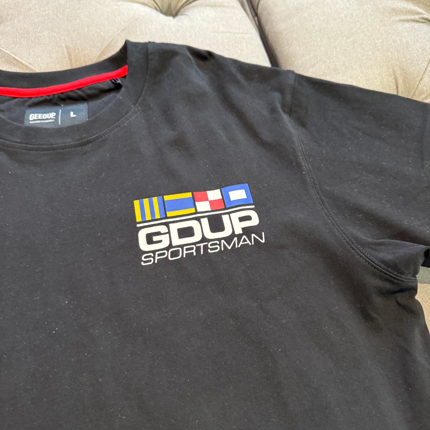 Geedup Sportsman Flag T-Shirt 'Black' (Second hand)
