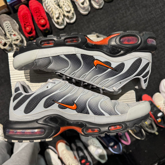 Nike Air Max Plus TN 'Wolf Grey Picante Red' (Second hand)