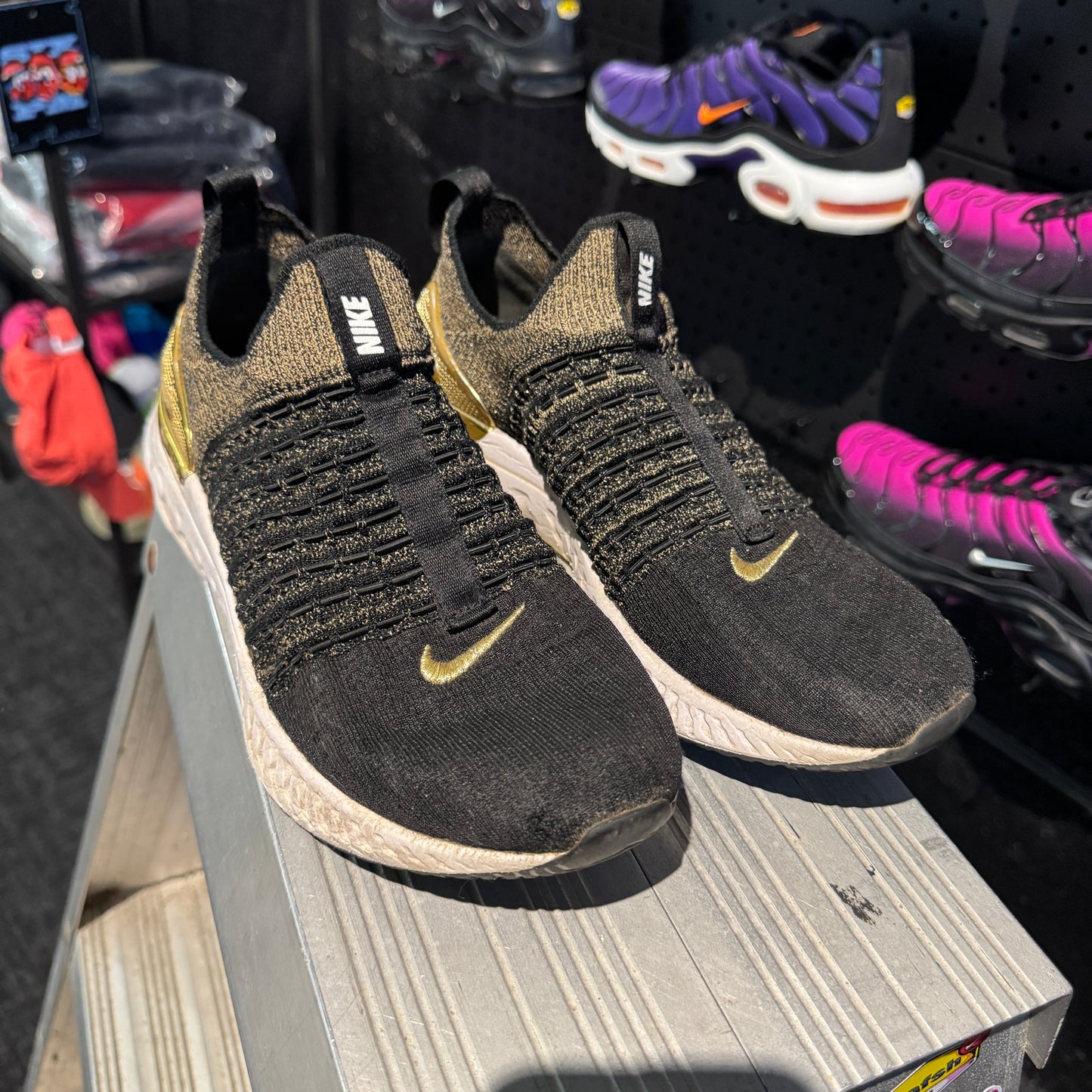Nike Phantom React Run Flyknit 2 Premium 'Black Metallic Gold’ (Second hand)