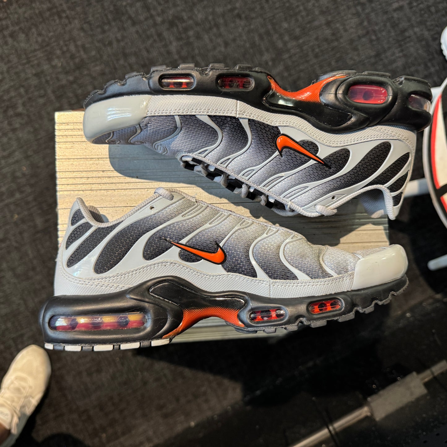 Nike Air Max Plus TN 'Wolf Grey Picante Red' (Second hand)