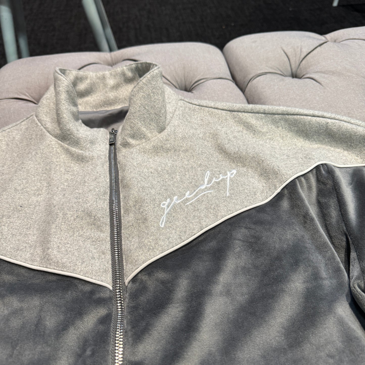 Geedup Script Fleece/Velvet Zip-Up Jacket 'Grey' (Second hand)