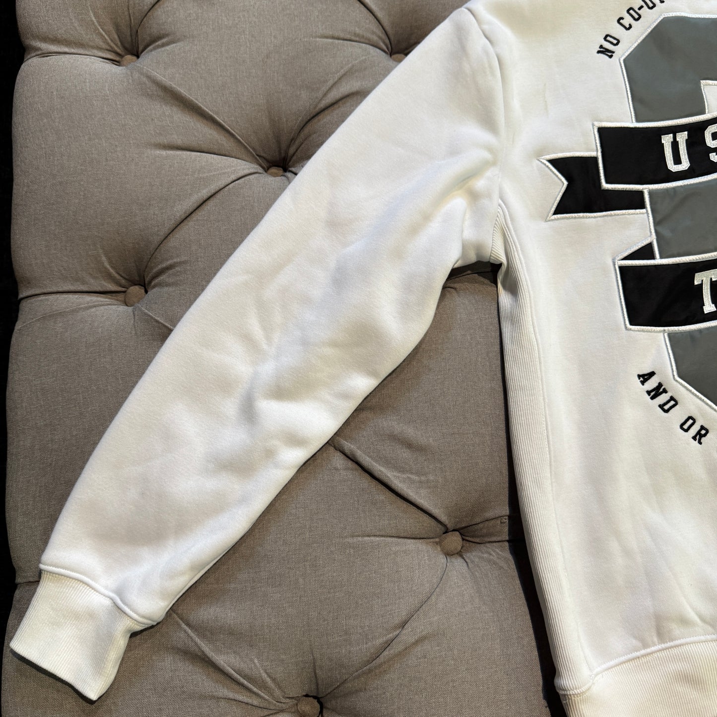 Geedup Us VS Them Crewneck 'White Black' (Second hand)