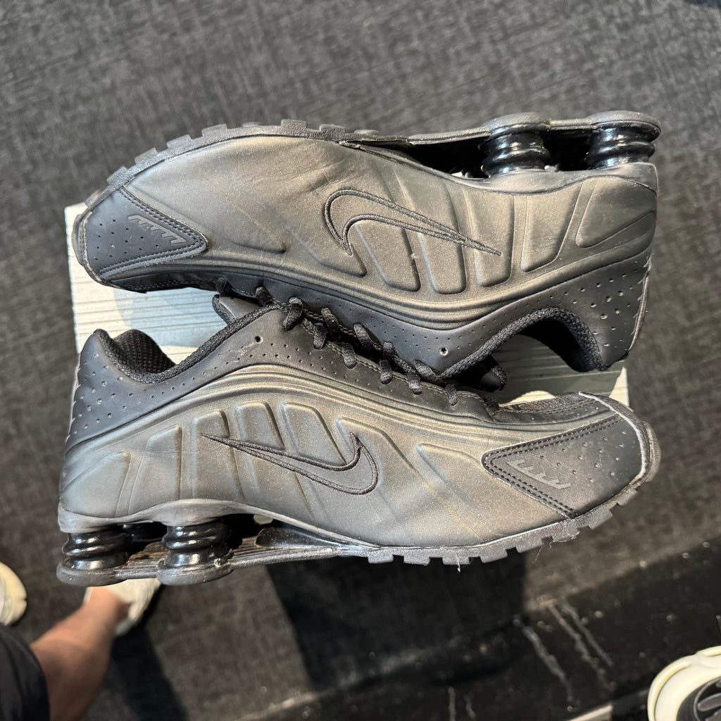 Nike Shox R4 'Triple Black' (Second hand)