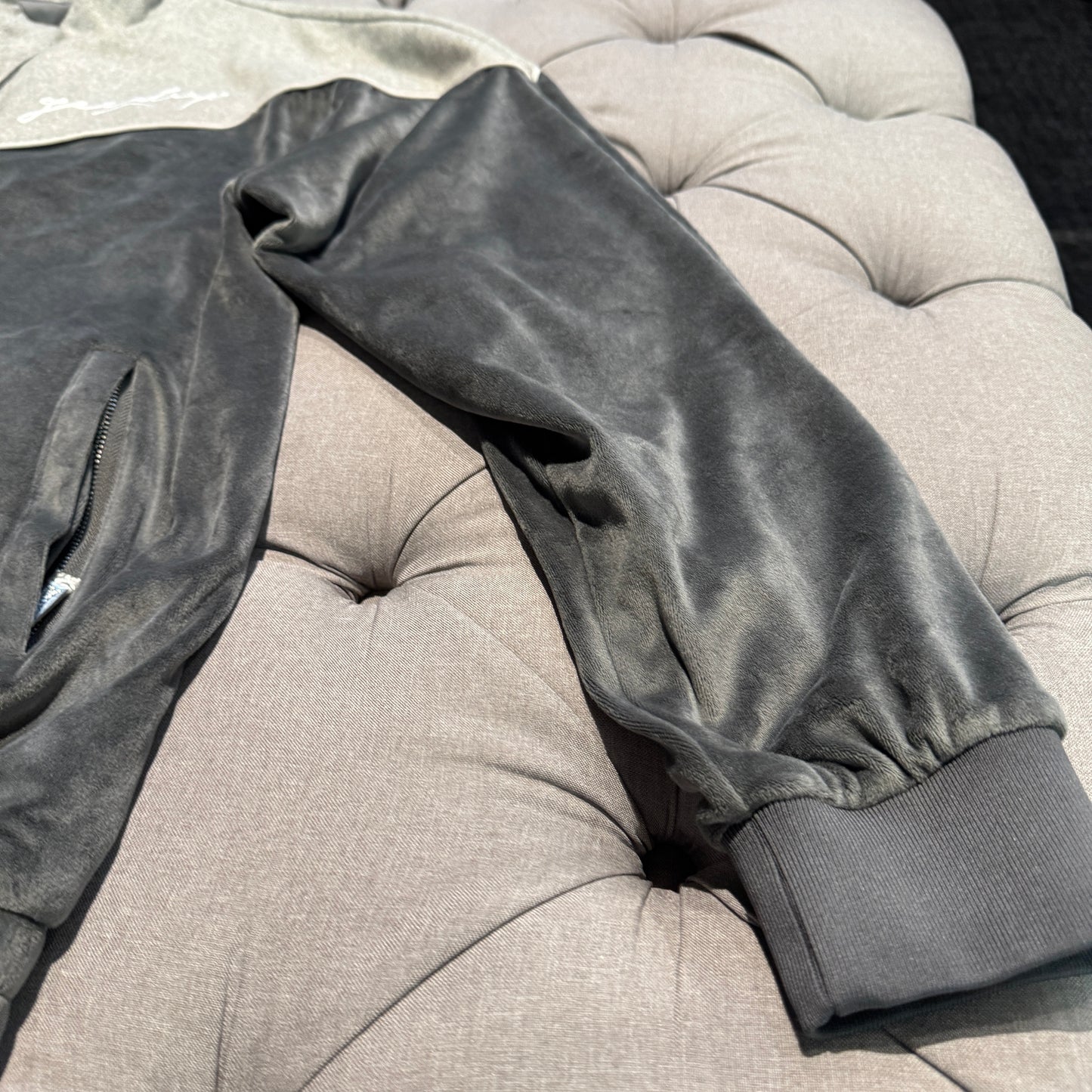 Geedup Script Fleece/Velvet Zip-Up Jacket 'Grey' (Second hand)