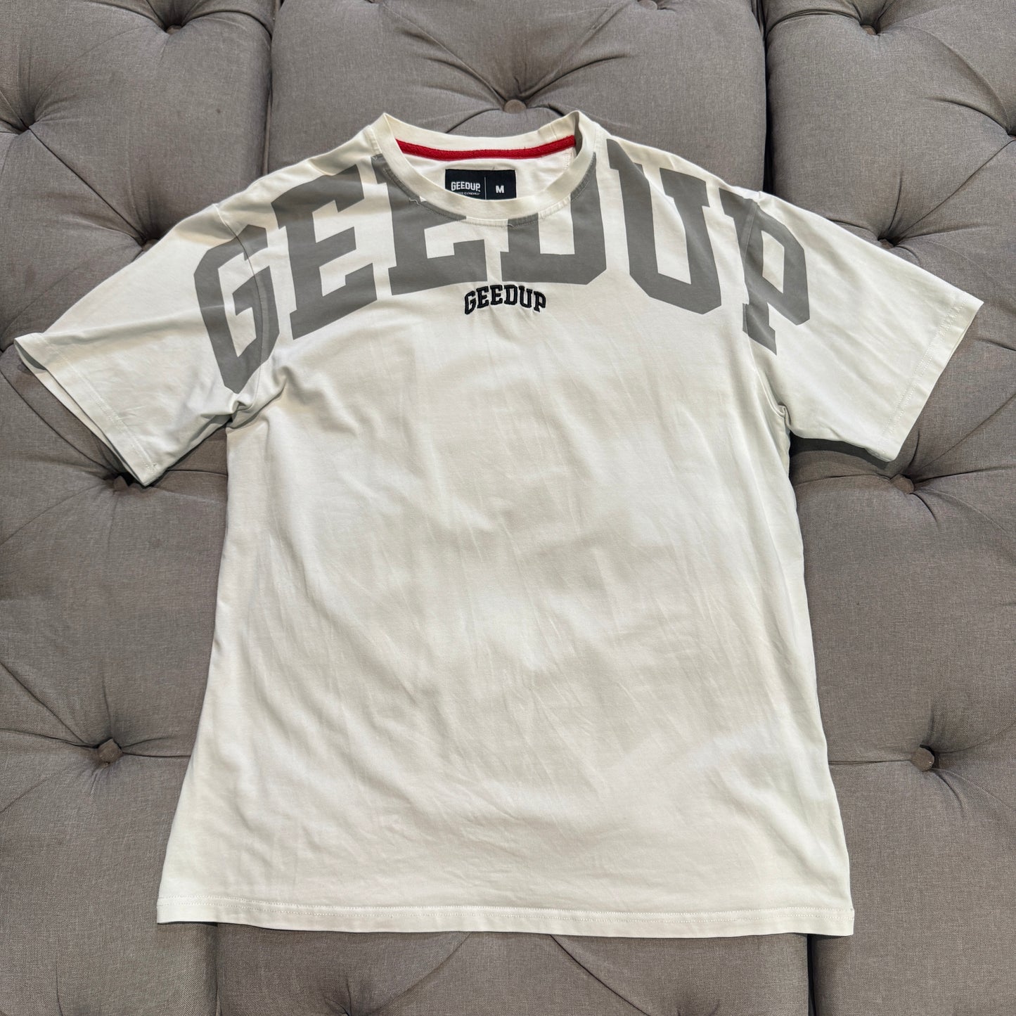 Geedup Shoulder Print Embroidered Logo T-Shirt 'White' (Second hand)