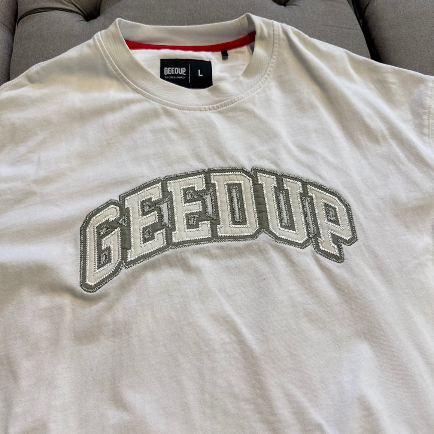 Geedup Stitched Team Logo T-Shirt 'White' (Second hand)