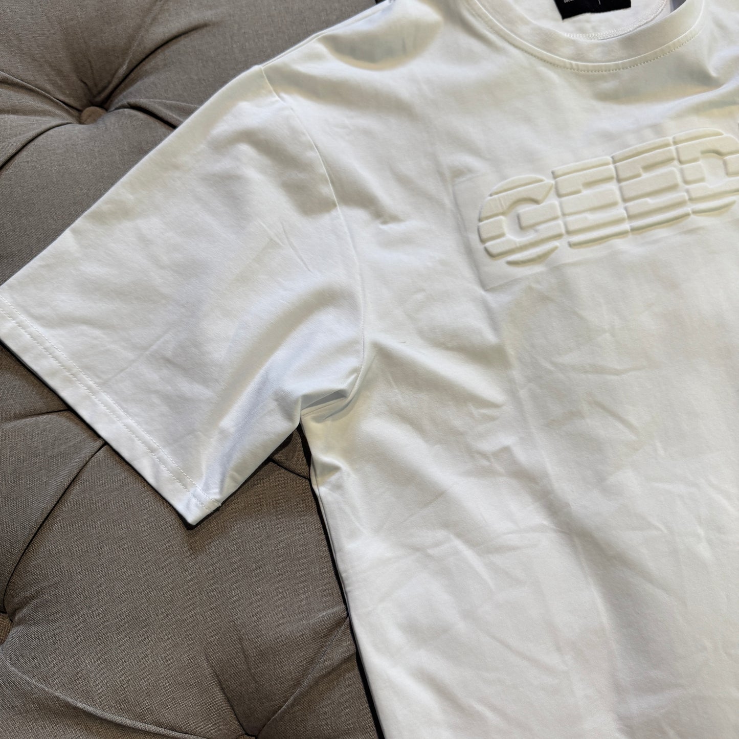 Geedup Embossed Logo Sportsman T-Shirt 'White' (Second hand)
