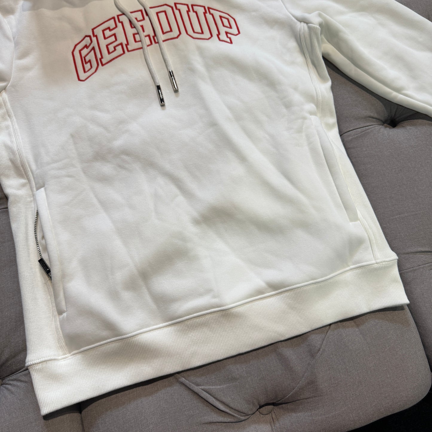 Geedup Team Logo Proud Hoodie 'White Red' (Second hand)