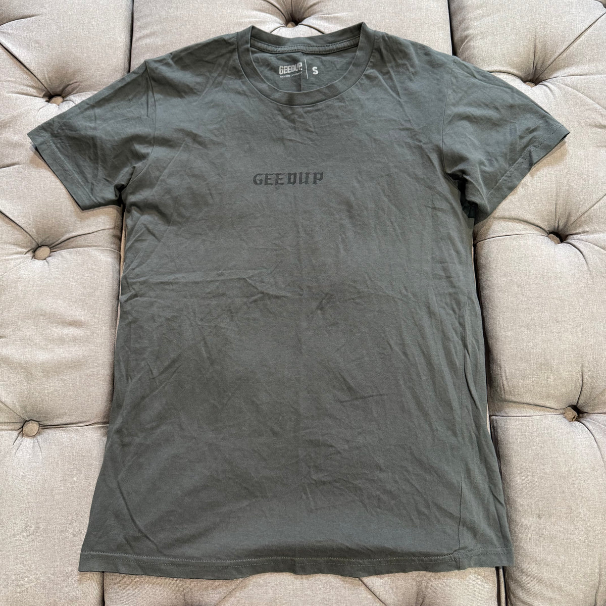 Geedup Old English T-Shirt 'Olive Green' (Second hand)