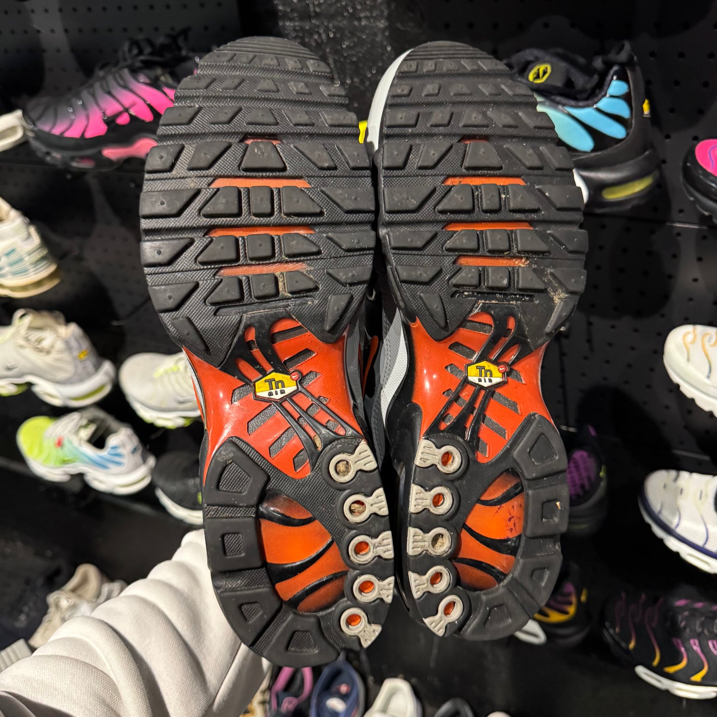 Nike Air Max Plus TN 'Wolf Grey Picante Red' (Second hand)