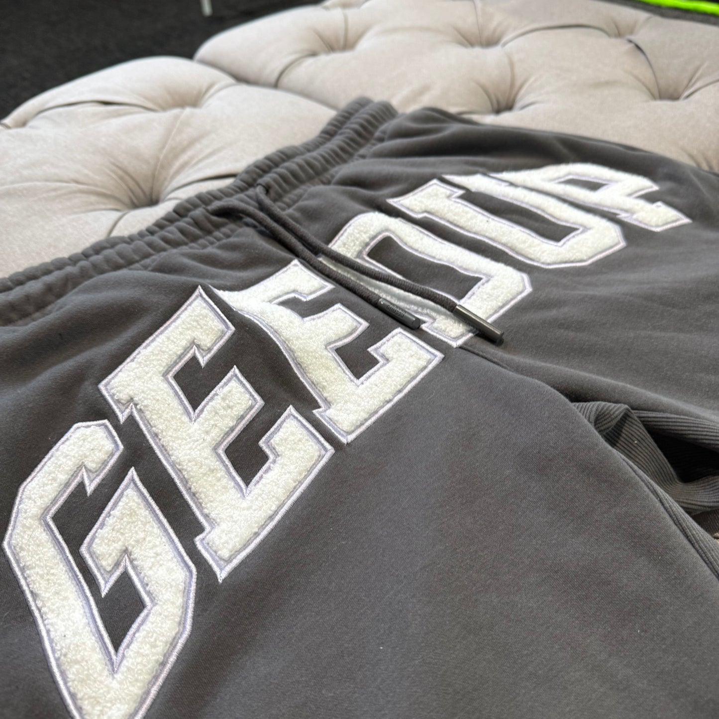 Geedup Team Logo Shorts 'Asphalt Grey White' (Second hand)