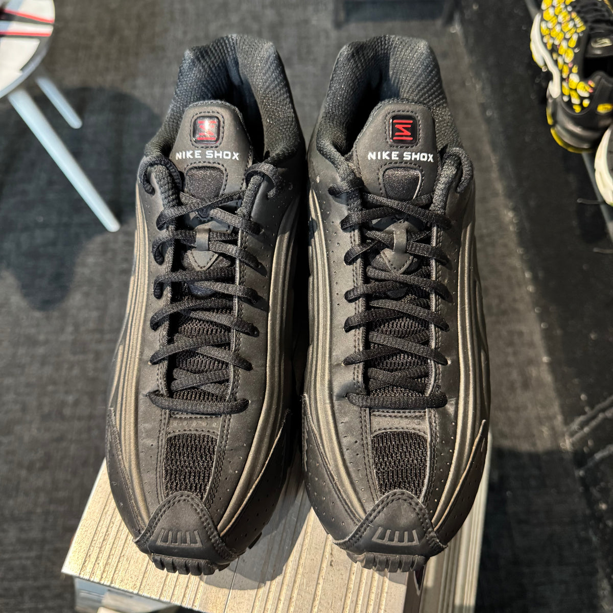 Nike Shox R4 'Triple Black' (Second hand)