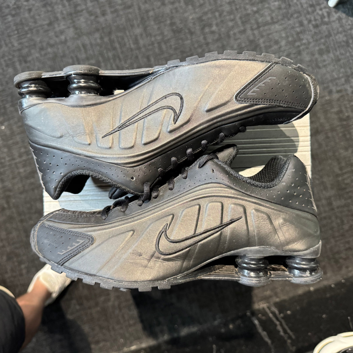 Nike Shox R4 'Triple Black' (Second hand)