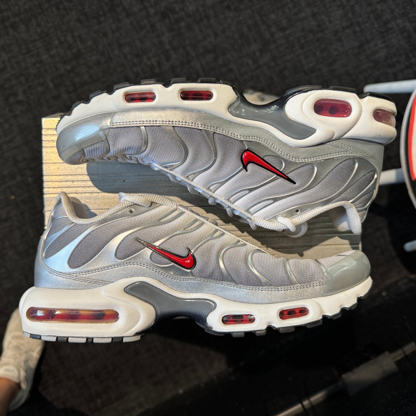 Nike Air Max Plus TN 'Silver Bullet Red Swoosh' (Second hand)
