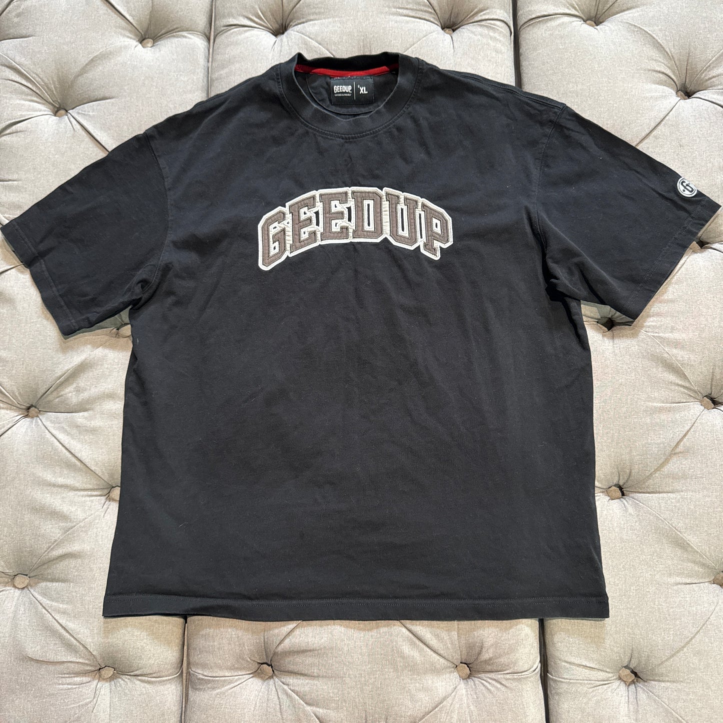 Geedup Satin Team Logo T-shirt 'Black Grey' (Second hand)