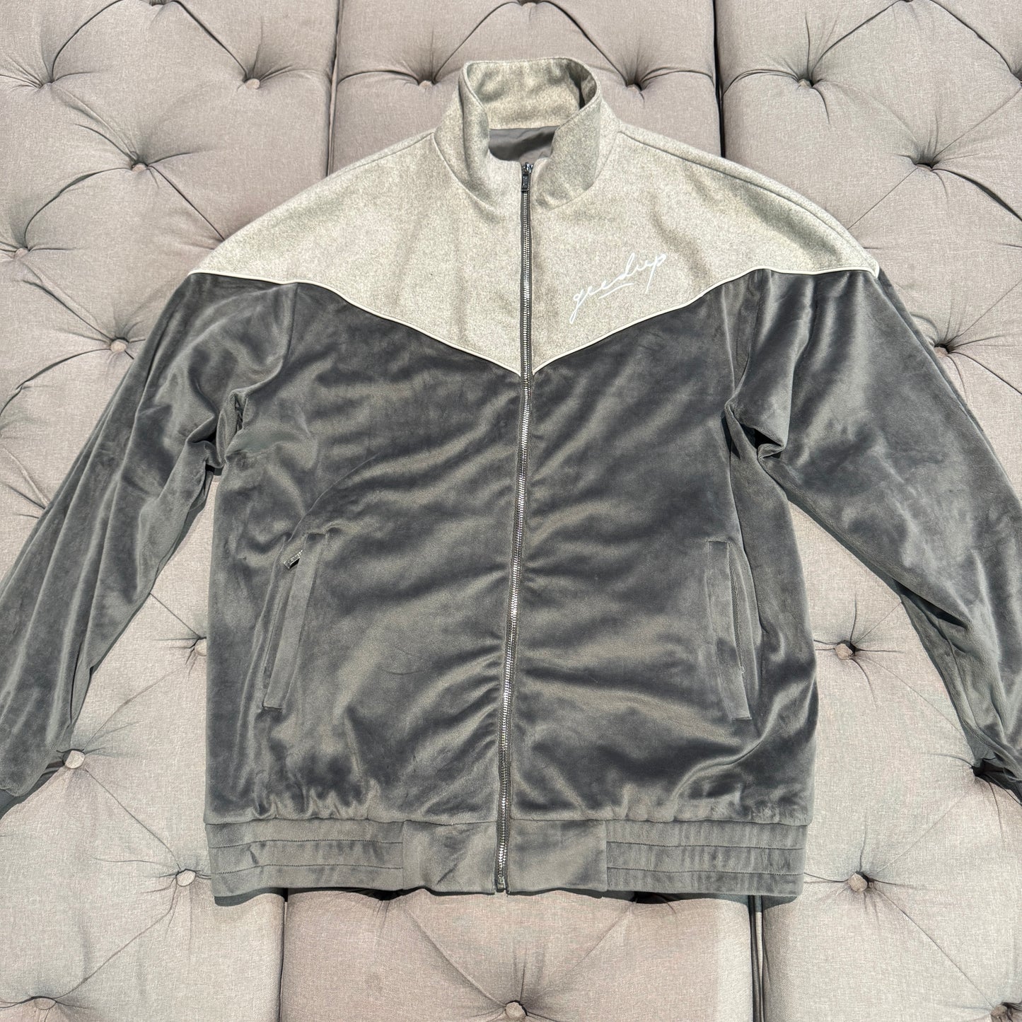 Geedup Script Fleece/Velvet Zip-Up Jacket 'Grey' (Second hand)