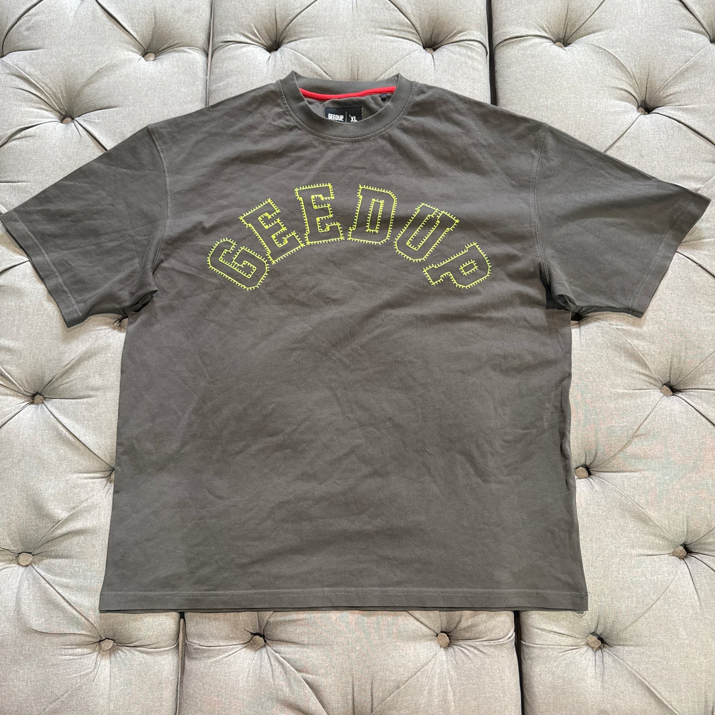 Geedup Stitched Logo T-shirt 'Dark Grey Neon' (Second hand)