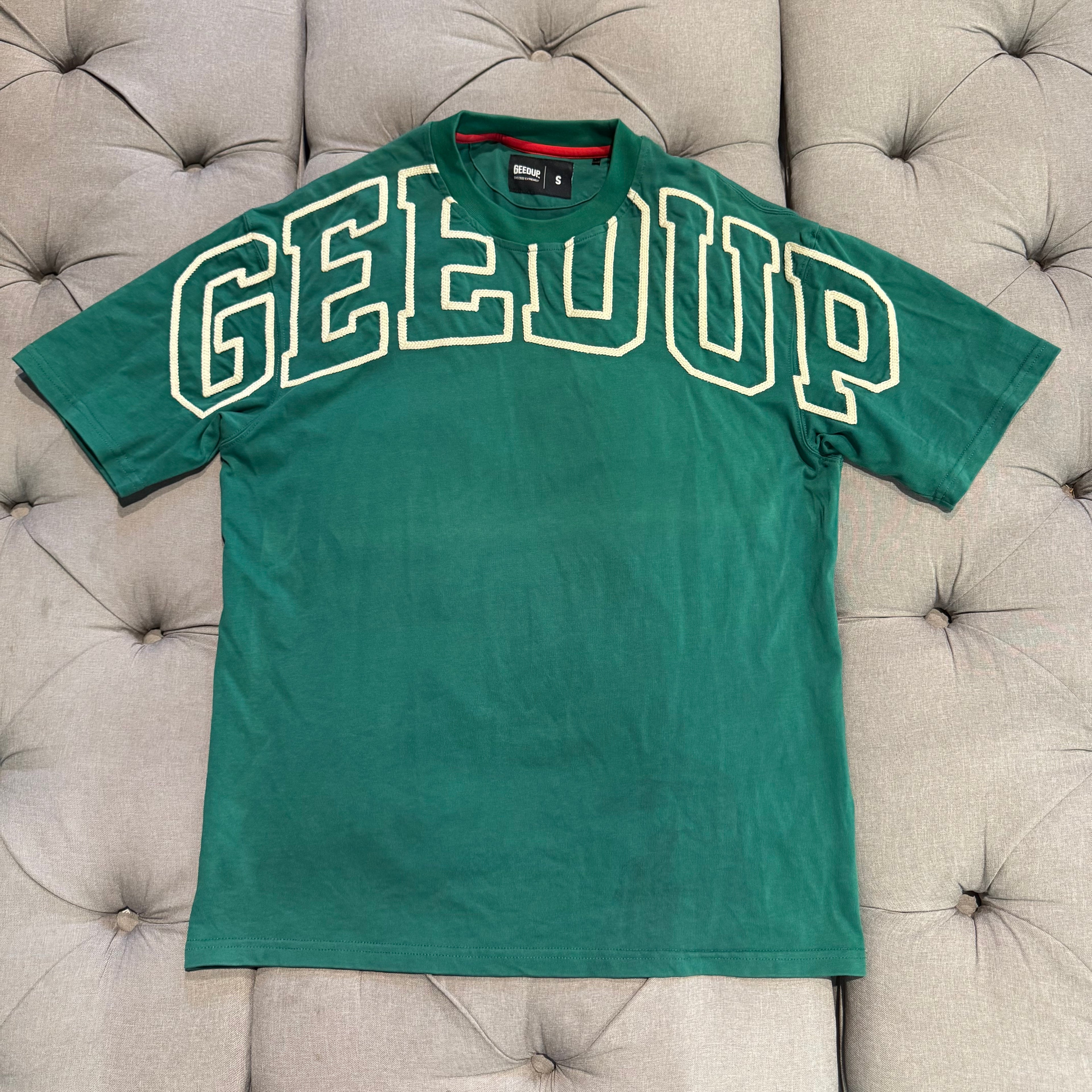 Geedup Knitted Shoulder Team Logo T-Shirt 'Forest Green Cream' (Second hand)
