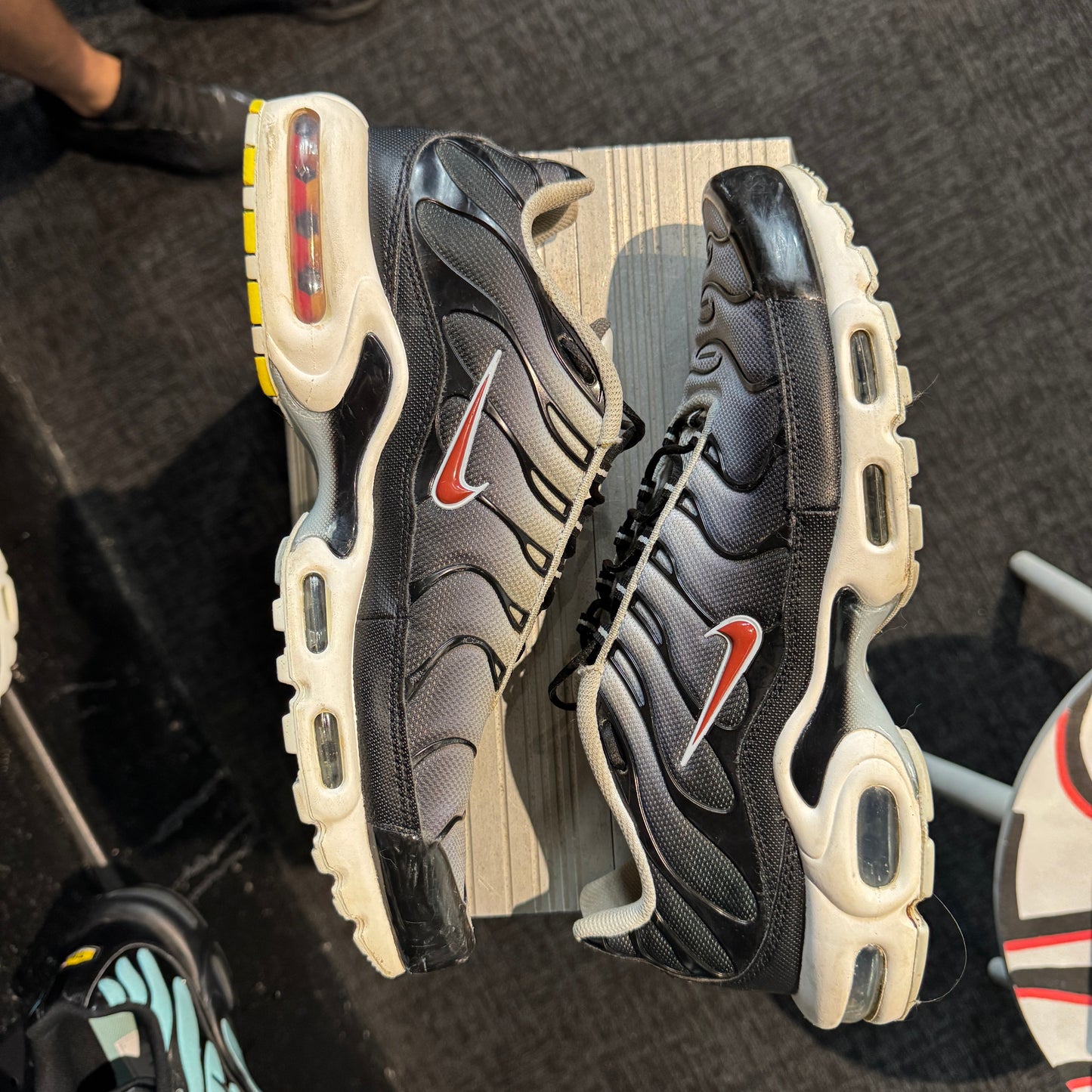 Nike Air Max Plus TN 'Smoke Grey Red' (Second hand)