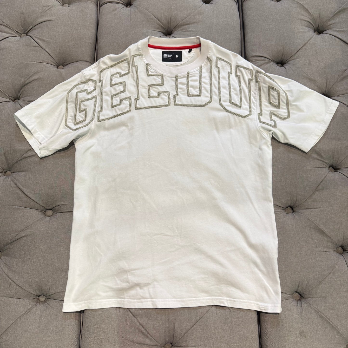 Geedup Embroided Shoulder Team Logo T-shirt 'White Grey' (Second hand)