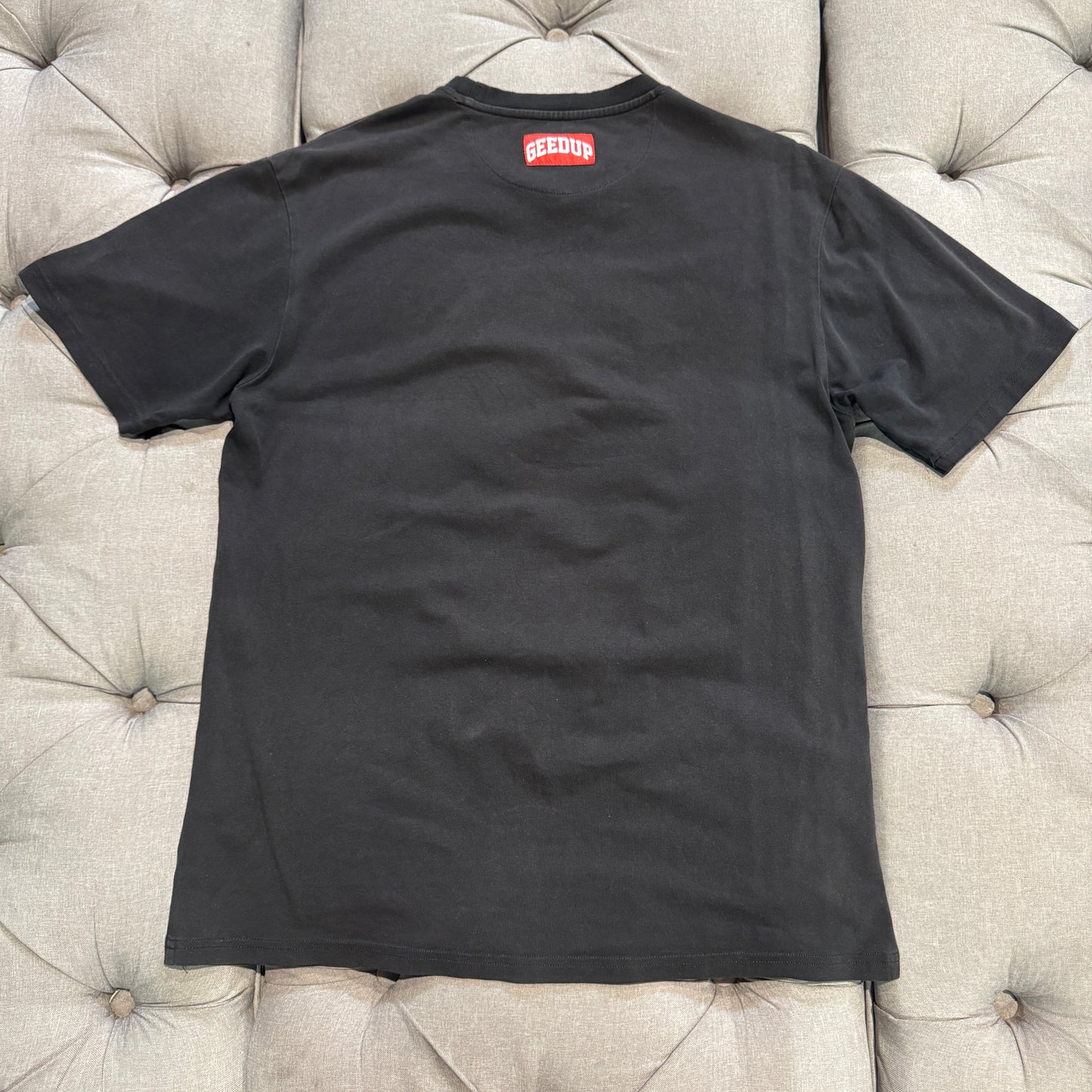 Geedup Shoulder Print Embroidered Logo T-Shirt 'Black' (Second hand)