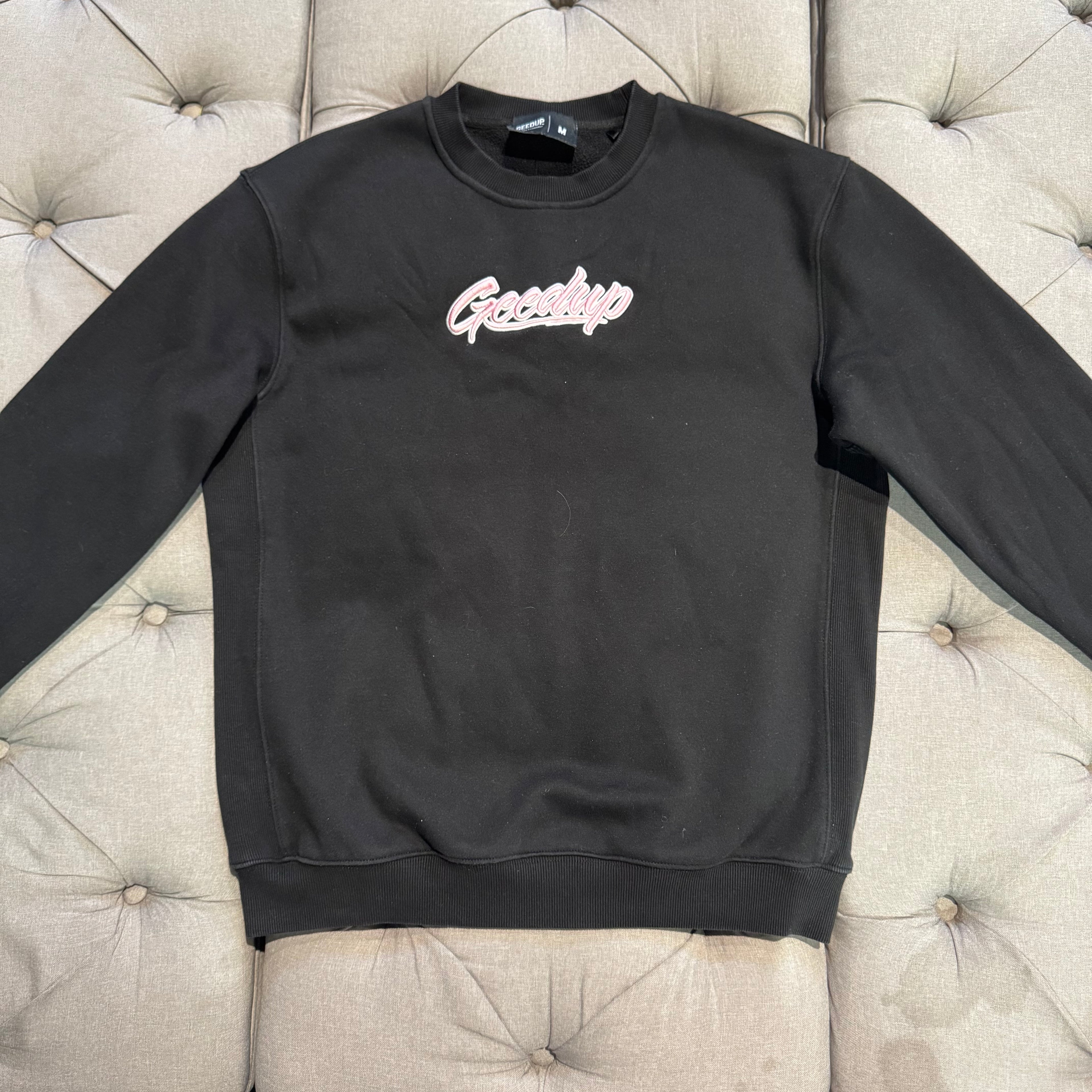 Geedup OS Script Crewneck 'Black Pink' (Second hand)