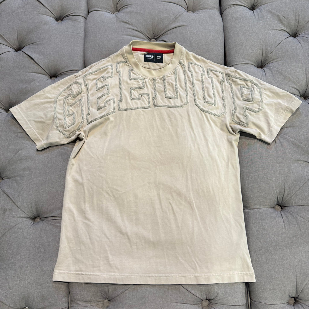 Geedup Knitted Shoulder Team Logo T-Shirt 'Forest Beige' (Second hand)