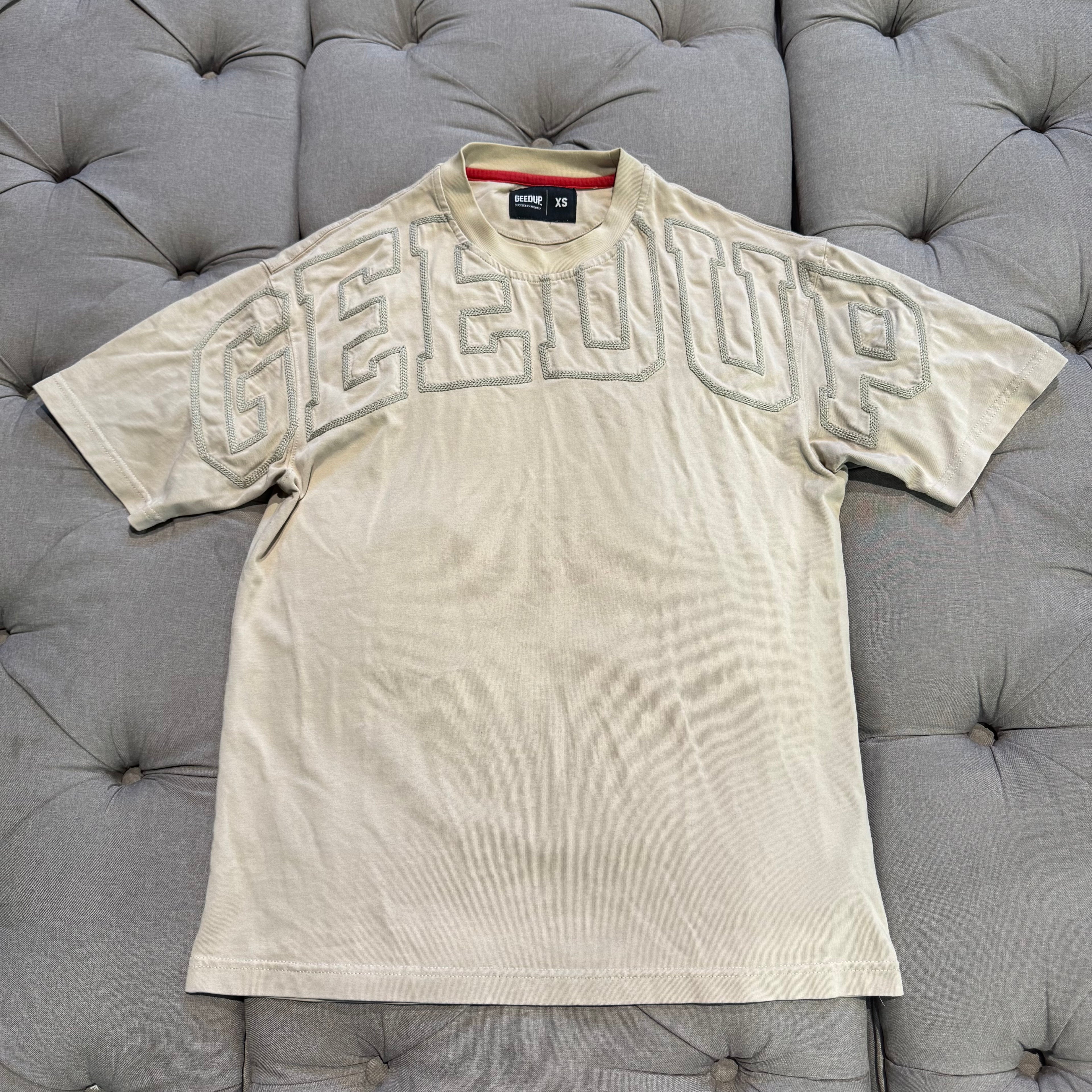 Geedup Knitted Shoulder Team Logo T-Shirt 'Forest Beige' (Second hand)