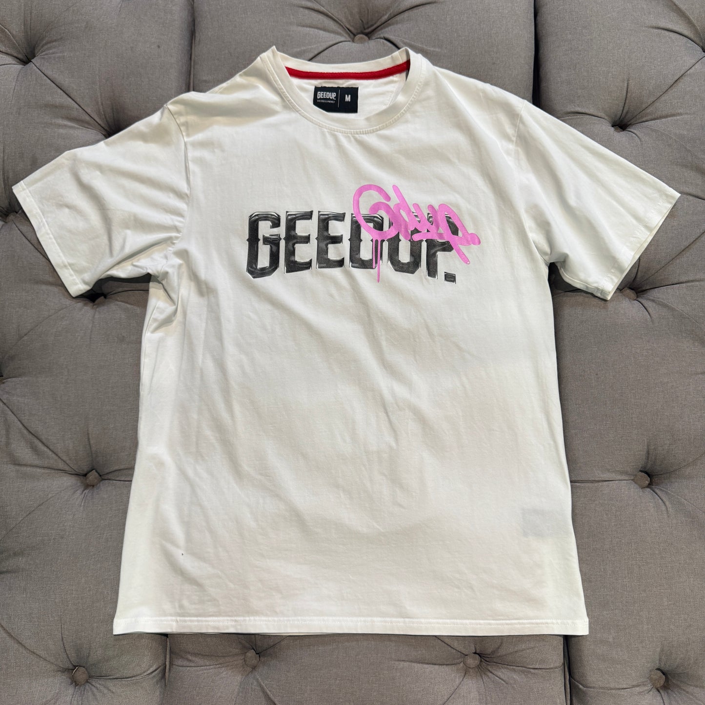 Geedup Silver Team Logo Pink Handstyle T-Shirt 'White' (Second hand)