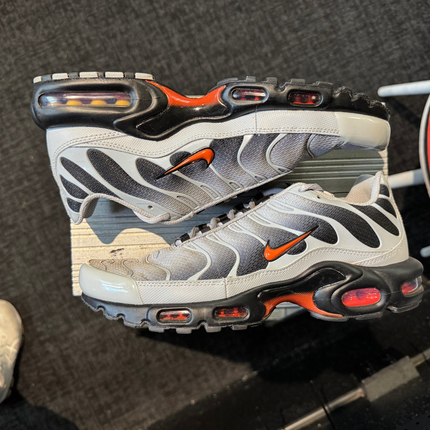 Nike Air Max Plus TN 'Wolf Grey Picante Red' (Second hand)