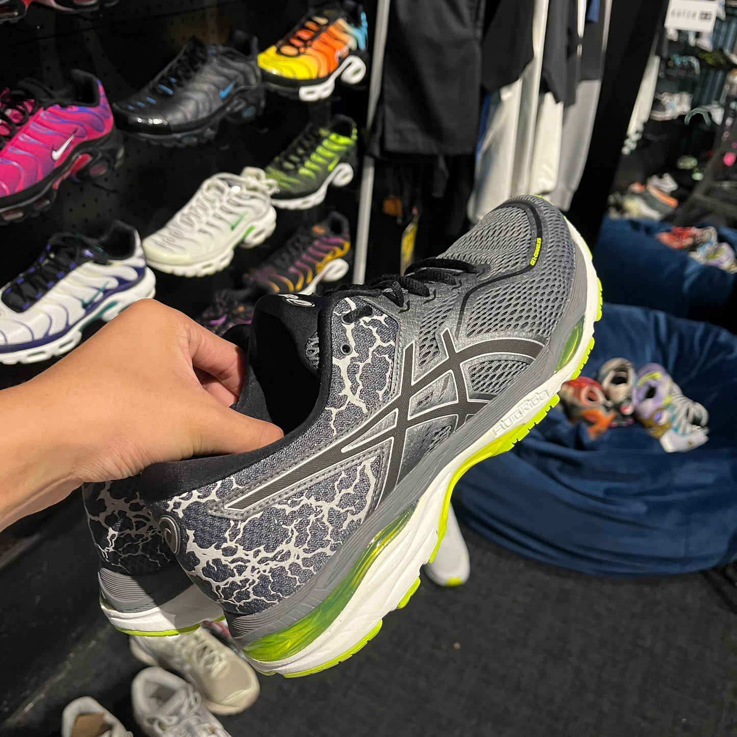 Asics Gel-Cumulus 19 'Lite-show Carbon Black Neon' (Second hand)